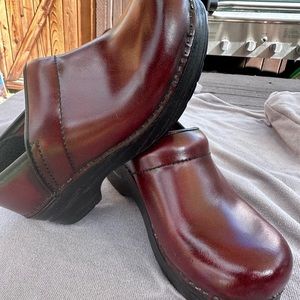 Dansko size 35 burgundy clogs very gently worn